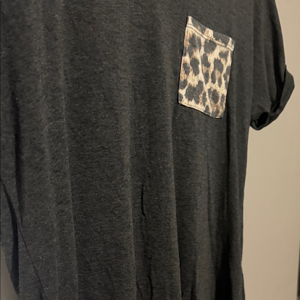 MINEFREE Charcoal V-Neck Tee with Leopard Pocket [Small] - Picture 5 of 8